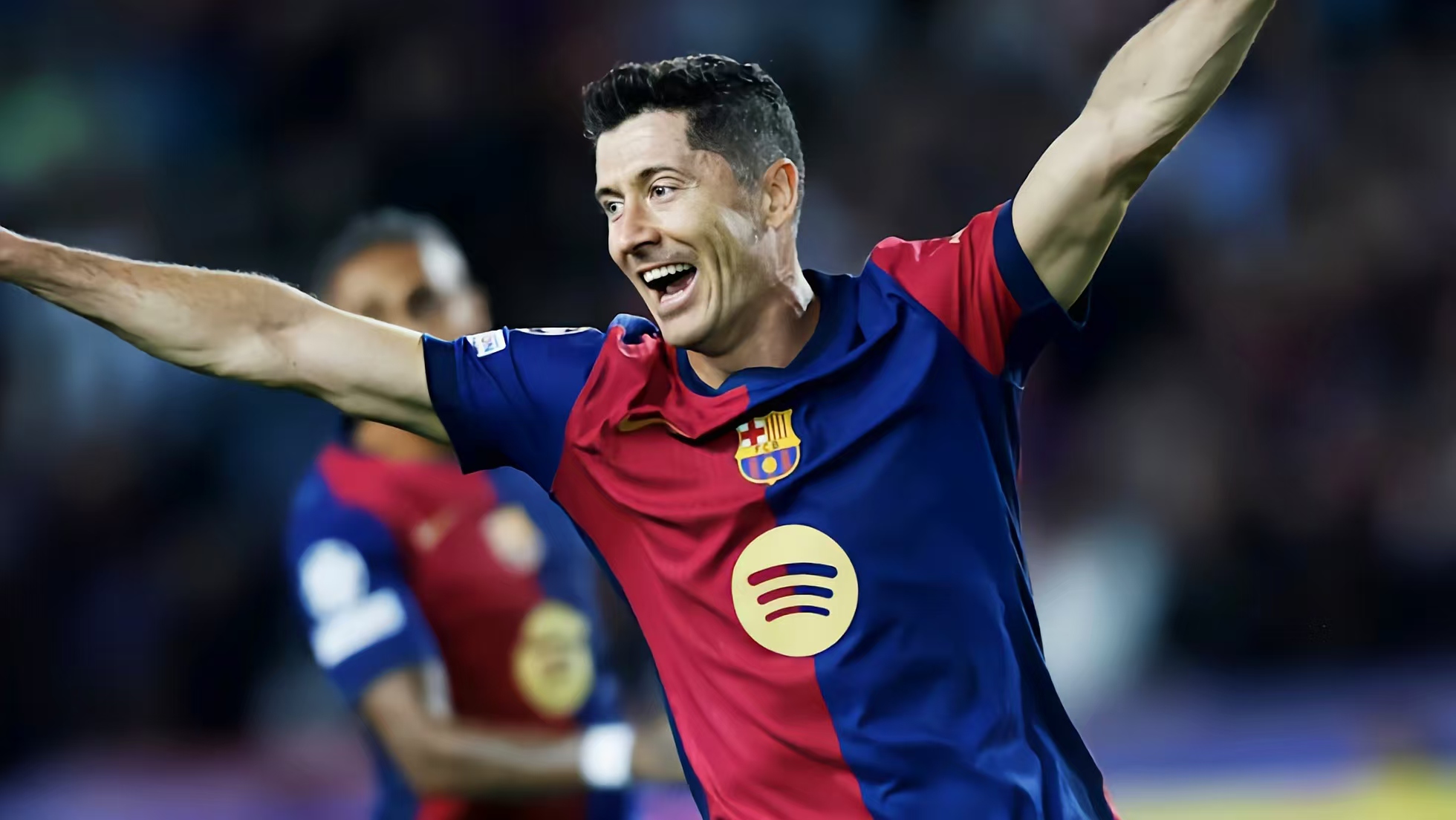 半岛.体育（中国）:莱万多夫斯基重返赛场，出色防守首场状态出色，曼联观众沸腾！